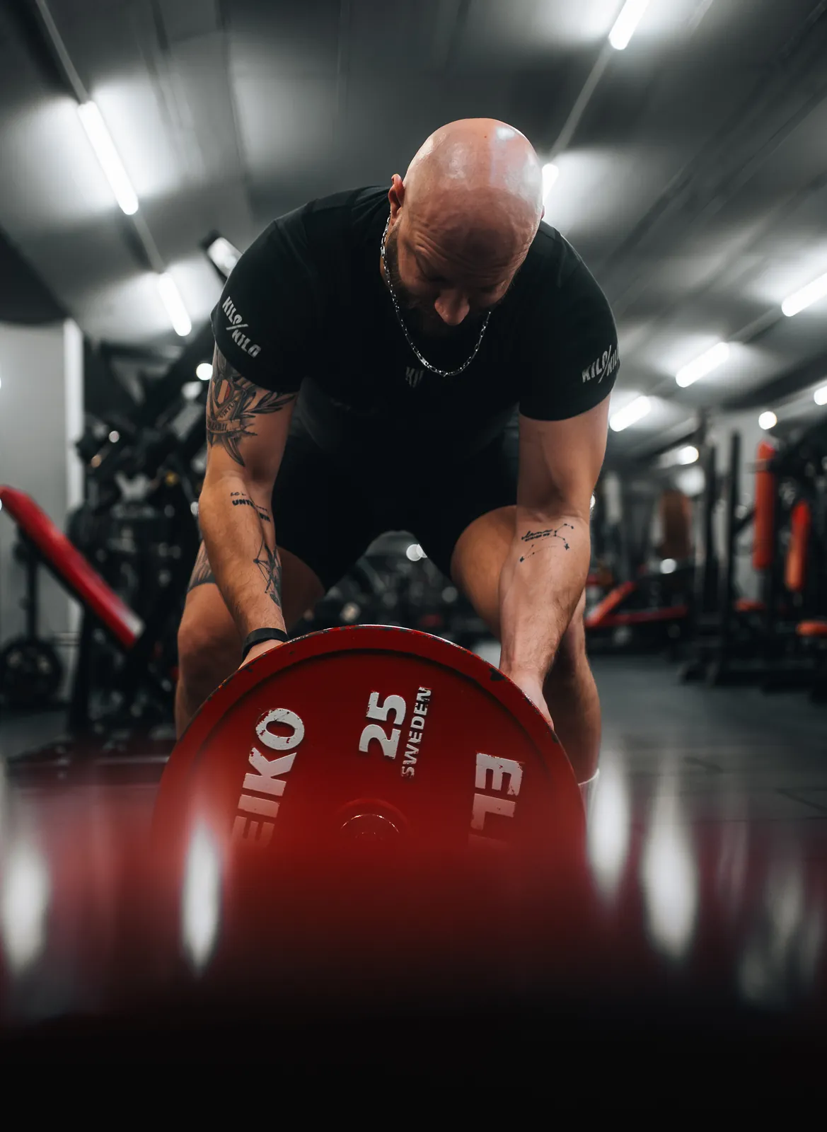 Athlet beim Kreuzheben im Gym
